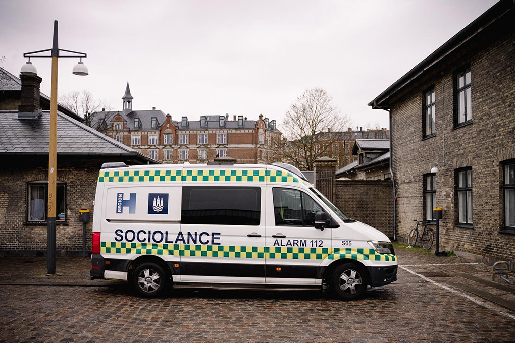 A Sociolance van parked outside.